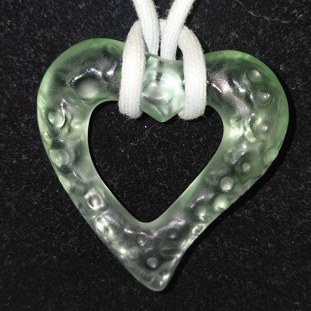 Baccarat Open Heart Necklace Pendant Pale Green Crystal Glass Matte GUC - Picture 3 of 11